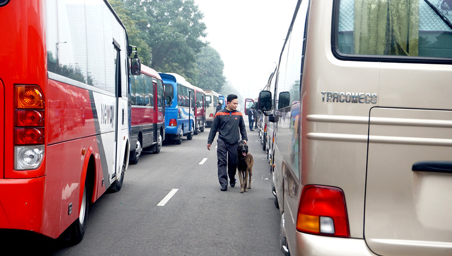 Cảnh khuyển tham gia rà soát xe phục vụ Đại hội XIII