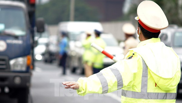 Lực lượng CSGT phân luồng giao thông. Ảnh: Thanh Hà