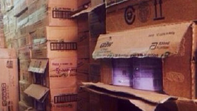 Các thùng sữa bị cơ quan chức năng kiểm tra ngày 13/1