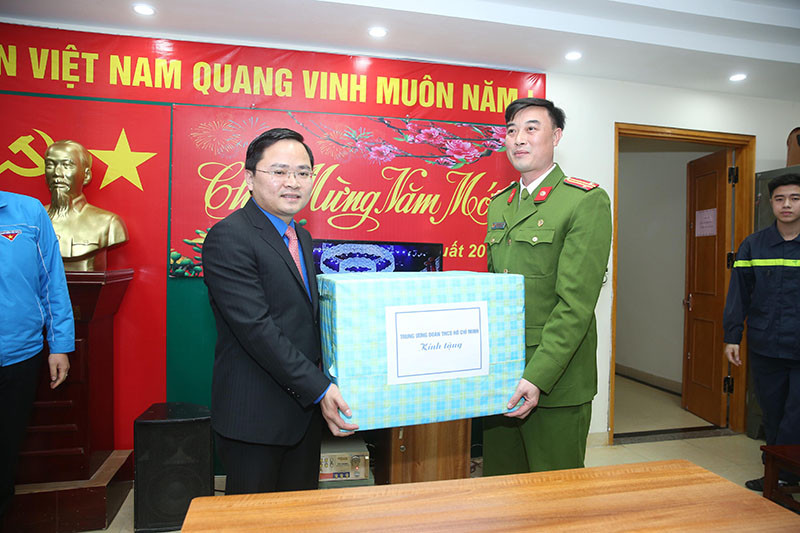 Bí thư Trung ương Đoàn thăm chúc Tết cán bộ chiến sĩ trực đêm 30 Tết