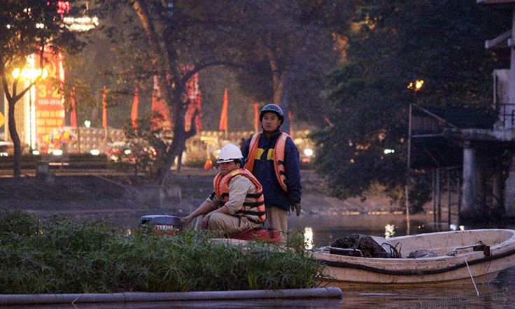 Công nhân giăng lưới tối 7/2. Ảnh: H.B