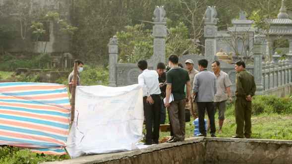 Cơ quan chức năng khám nghiệm tử thi, điều tra vụ việc hai thai nhi xấu số bị thả thôi dưới mương nước