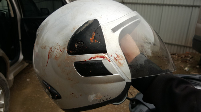 Mũ bảo hiểm của nhà báo Đỗ Doãn Hoàng dính máu khi bị hành hung