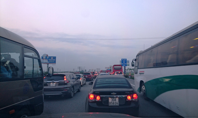 Ùn tắc trên Cao tốc Pháp Vân – Cầu Giẽ đã xảy ra từ chiều 1/5. Ảnh: Lê Hữu Việt.
