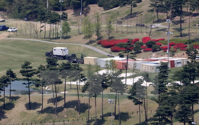 Các trang thiết bị cần thiết cho việc lắp đặt THAAD được vận chuyển tới Seongju, đông nam Hàn Quốc ngày 27/4. (Nguồn: Yonhap/TTXVN)