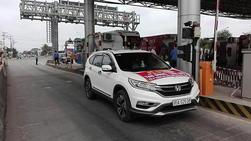 Xe ô tô biển số 95A – 025.08 treo băng rôn phản đối lúc 14h15.