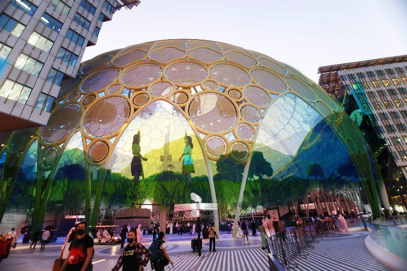 Bộ phim ngắn “Truyền thuyết dân gian Con Rồng Cháu Tiên” chiếu lên mái vòm Al Wasl.