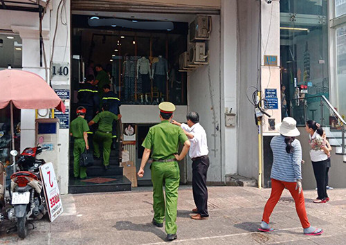 Cảnh sát vào cứu nạn nhân. Ảnh: Tin Tin.