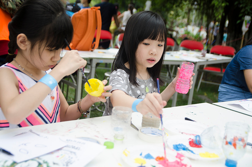 Dịp nghỉ lễ 30/4-1/5 kéo dài, thời tiết mát mẻ khiến nhiều khu vui chơi, công viên tại Thủ đô trở nên đông đúc.