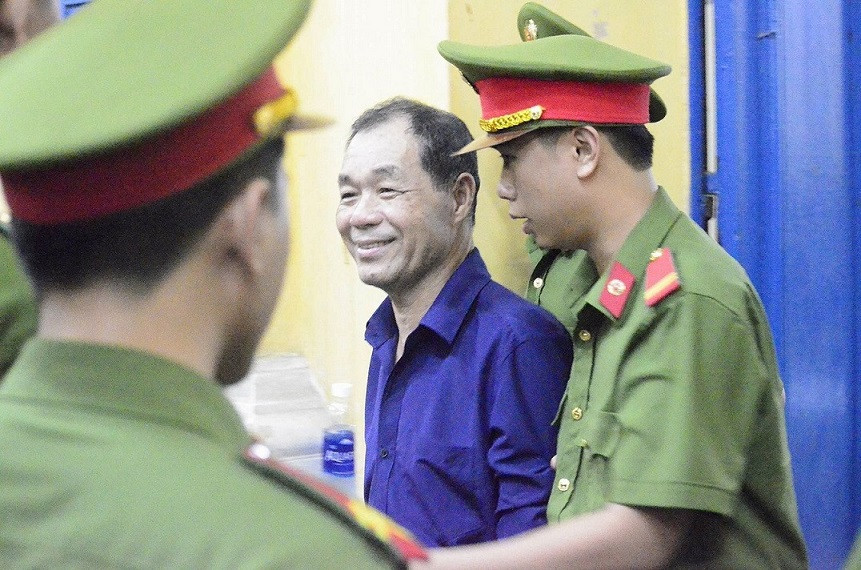 Ông Trầm Bê cười cám ơn công tố đã đề nghị giảm hình phạt cho ông. Ảnh: Tân Châu