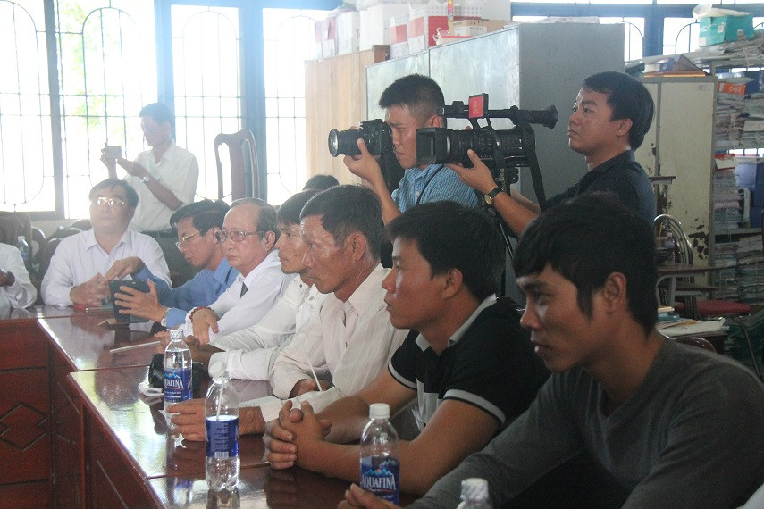 3 Thanh niên được giải oan sau khi Tiền Phong vào cuộc phản ánh, cùng các luật sư. Ảnh: Tân Châu