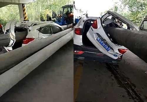 Kinh hãi xe ô tôt bị cột bê tông xiên từ đầu đến đuôi.