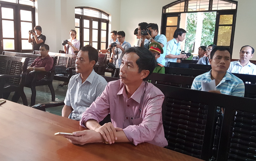 Ông Liên và luật sư tại tòa.