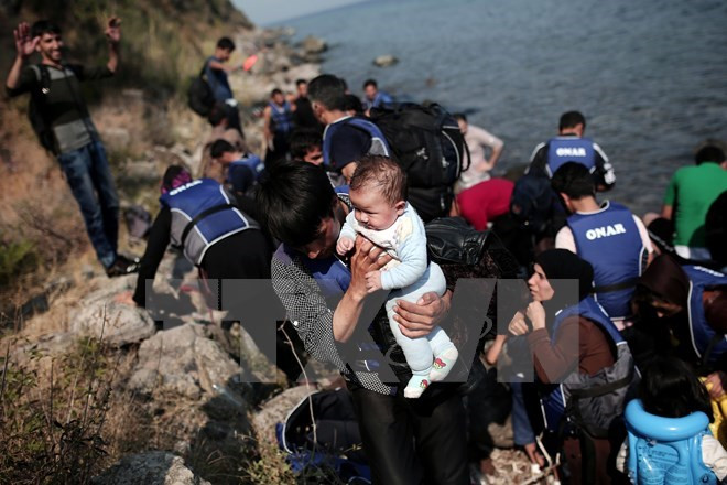 Người di cư tới bờ biển đảo Lesbos sau khi vượt biển Aegean từ Thổ Nhĩ Kỳ ngày 3/9. (Nguồn: AFP/TTXVN)