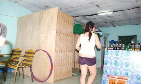 Hàng chục quán cafe "cô chủ mồ côi", mát xa kích dục đang tồn tại dọc theo tuyến Quốc lộ (QL) 22