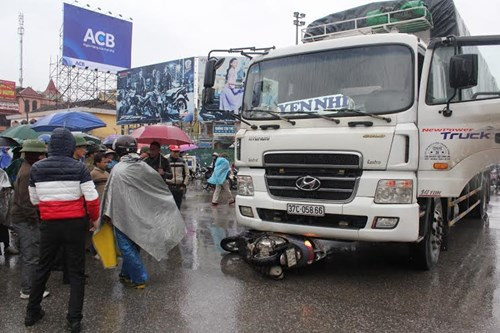 Bị cuốn vào gầm xe tải, 2 thiếu nữ tử vong