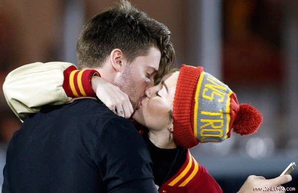 Miley Cyrus và quý tử nhà Arnold Schwarzenegger