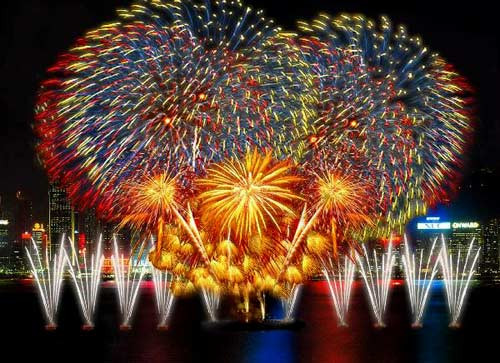 Sở VHTT&DL Hà Nội muốn được bắn pháo hoa gần cầu Nhật Tân. Ảnh minh họa