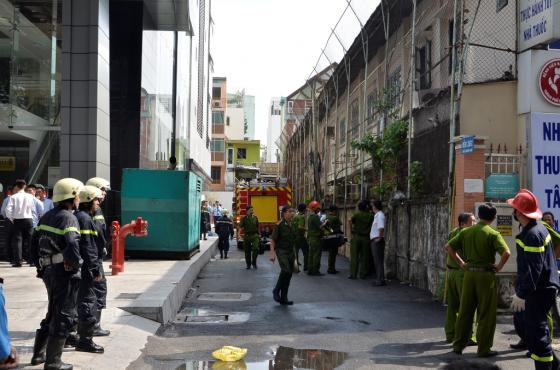 Lực lượng chữa cháy quận 1 có mặt để dập lửa