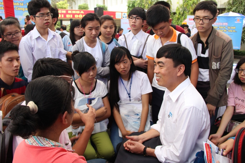 TS Phạm Tấn Hạ, Trưởng phòng đào tạo Trường ĐH Khoa học xã hội và nhân văn (ĐHQG TP.HCM) đang tư vấn chuyên sâu cho học sinh. Ảnh Việt Văn