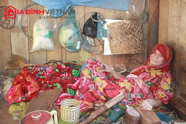 “Dị nhân” Lô Văn Yên sống một mình trong căn lều nhỏ trên đồi cao