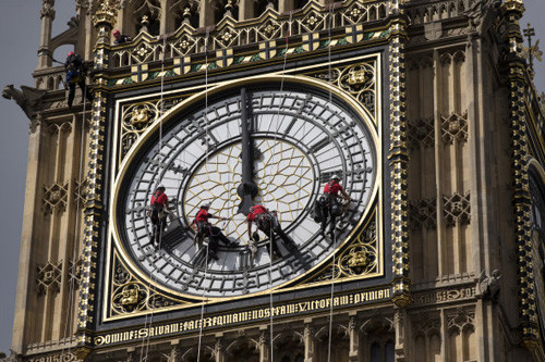  Các công nhân đang lau chùi tháp đồng hồ Big Ben trong điều kiện khắc nghiệt.