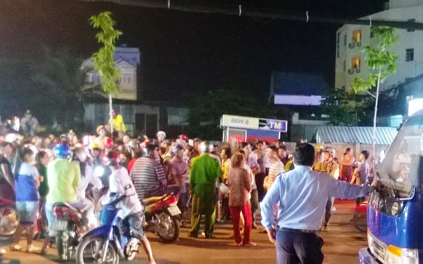 Các tiểu thương xuống đường phản đối việc di dời sang chợ mới.