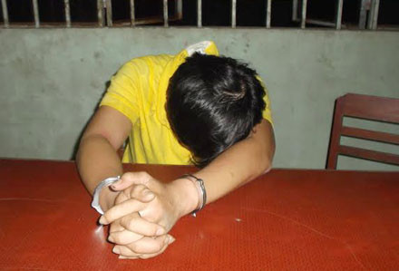 Đối tượng Bình tại cơ quan công an.