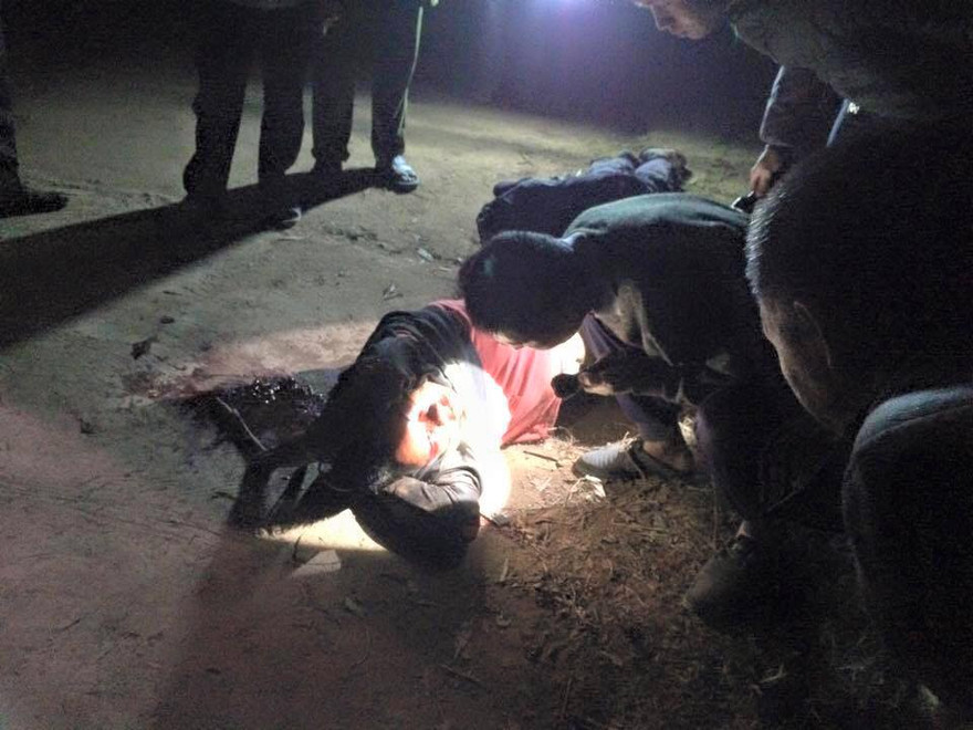 Các đối tượng bị người dân đánh hội đồng. Ảnh Dân Việt