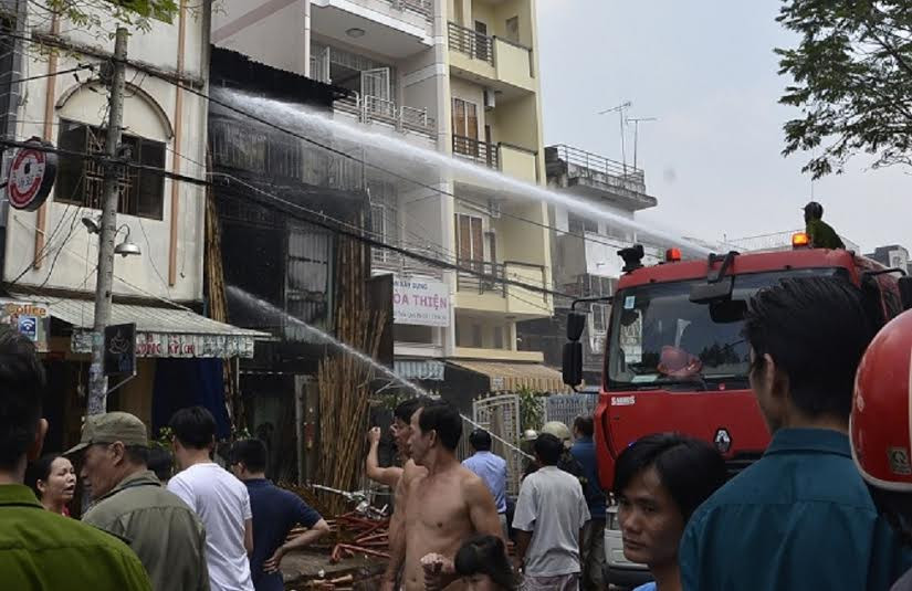 Lực lượng chức năng nỗ lực dập lửa.