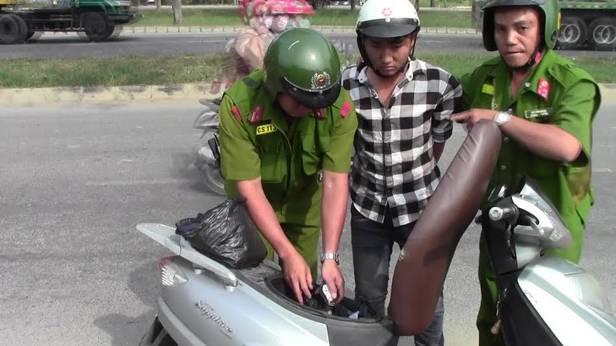 Cảnh sát 113 kiểm tra xe máy Sơn phát hiện lượng ma túy “khủng”.