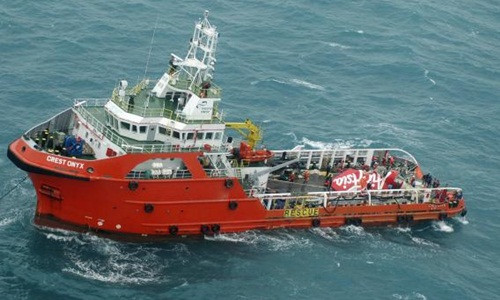 Phần đuôi của chiếc máy bay mang số hiệu QZ8501 của hãng hàng không AirAsia được vớt lên tàu cứu hộ. Ảnh: Reuters