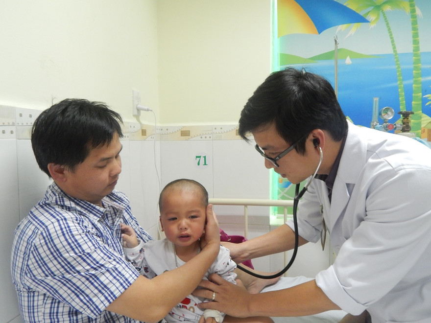 Bác sĩ đang thăm khám cho cháu bé