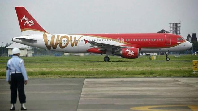  Máy bay hãng AirAsia đột ngột chết máy trước giờ cất cánh. Ảnh: Kenvin Lim.