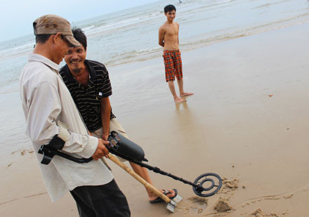 Khi có tín hiệu của kim loại, thợ đào vàng hớn hở dùng xẻng để tìm kiếm