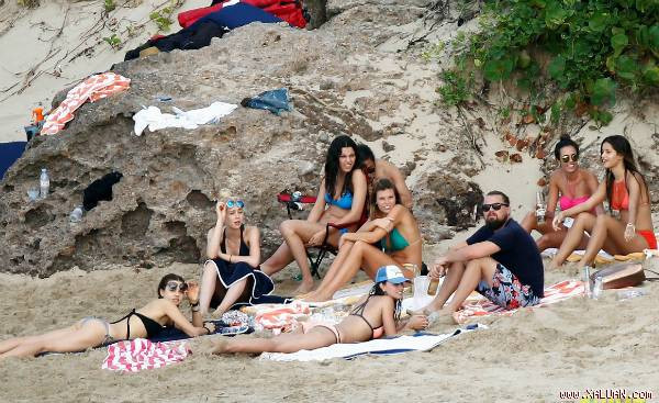  Leonardo DiCaprio cùng chụp hình với các bóng hồng sexy trên bãi biển.