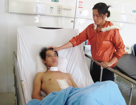 Chị Hoàng Thị Nga chăm sóc cho anh Định