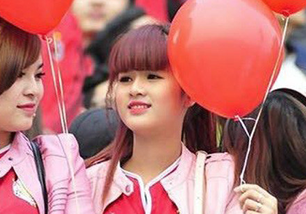 Fan nữ cực xinh ra sân bóng cổ vũ Công Phượng gây sốt