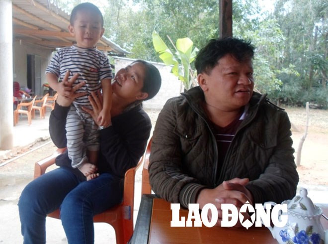 Vợ chồng anh Vũ hạnh phúc bên con trai