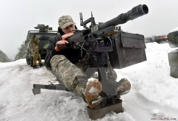 Binh sĩ Ukraine điều khiển máy bay không người lái mới “Spectator-M“ gần Goncharivsk ngày 23/1. (TTXVN)