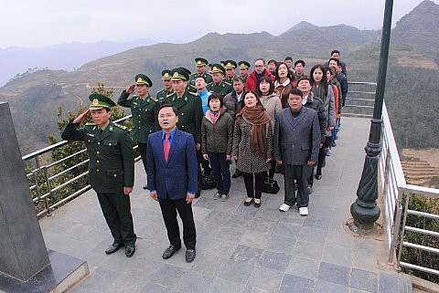 Bí thư TƯ Đoàn Nguyễn Anh Tuấn cùng đoàn công tác làm lễ chào cờ dưới chân cột cờ quốc gia Lũng Cú. 