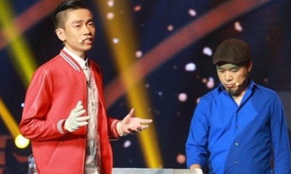 Thí sinh Trần Tấn Phát và nhạc sĩ Huy Tuấn trong tiết mục biểu diễn 