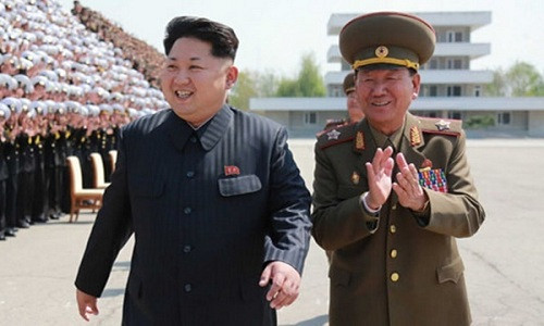 Lãnh đạo Triều Tiên Kim Jong-un (trái) và tướng Pak Yong-sik thăm một đơn vị quân đội hồi năm 2015. Ảnh: KCNA.