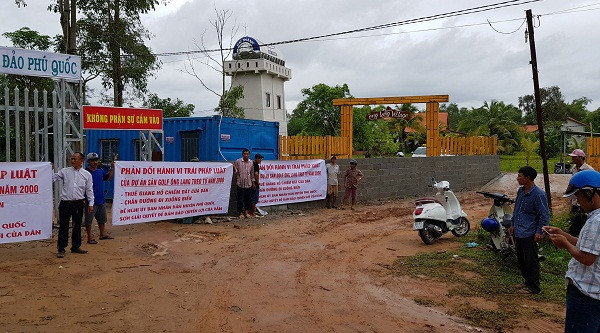 Người dân phản ứng việc ‘ngăn sông… cấm biển’, chặn lối lên xuống bãi biển. 