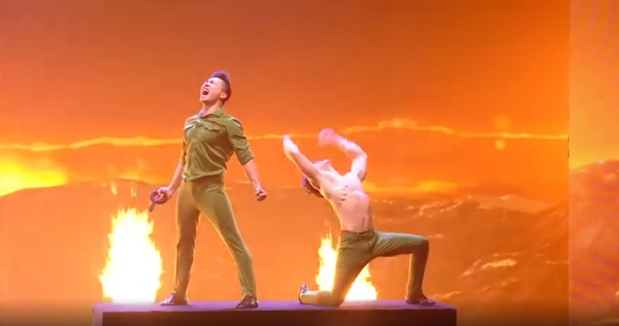 Quốc Cơ-Quốc Nghiệp ăn mừng sau khi hoàn thành phần thử thách.