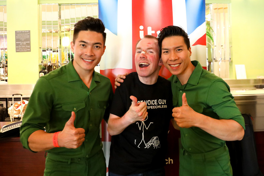 Lost Voice Guy (giữa) chụp ảnh cùng anh em Cơ-Nghiệp ở hậu trường Britain's Got Talent 2018. Ảnh: Ngô Trần Hải An 