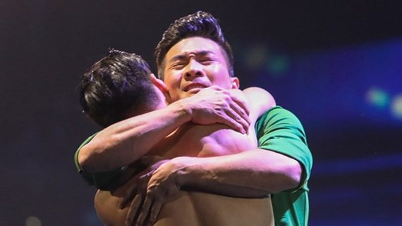 Anh em Cơ-Nghiệp ôm lấy nhau chia sẻ niềm vui hoàn thành màn trình diễn mạo hiểm.