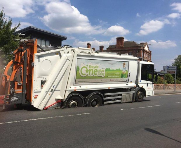 Xe chở rác bị kẹt bánh trên đường.