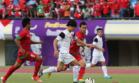 Công Phượng đi bóng trong sự truy cản quyết liệt của đối thủ. Ảnh: VnExpress