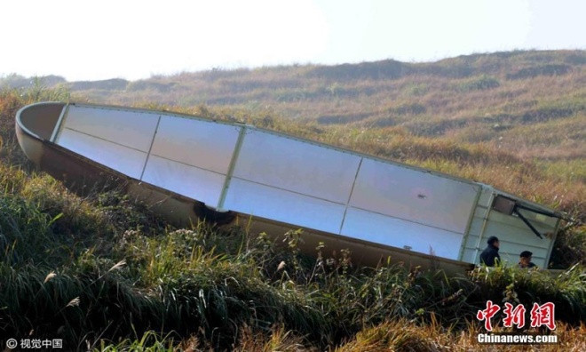 Hai mảnh vỏ bảo vệ của vệ tinh Phong Vân 4 được phát hiện trên cánh đồng ở huyện Toại Xuyên, tỉnh Giang Tây, Trung Quốc, China News hôm nay đưa tin. Ảnh: China News.